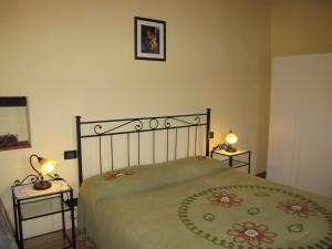 VellanoにあるApartment Poggetto 2 by Interhomeのベッドルーム1室(ベッド1台付)、2泊分のスタンド(ランプ付)