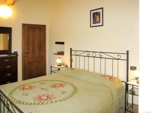 VellanoにあるApartment Poggetto 2 by Interhomeのベッドルーム1室(ベッド1台、ドレッサー付)