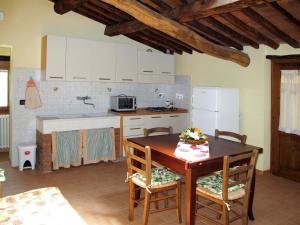 VellanoにあるApartment Poggetto 2 by Interhomeのキッチン(テーブル、椅子、冷蔵庫付)