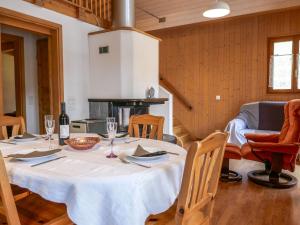 Restoran atau tempat lain untuk makan di Chalet Rustico Casa Fortuna by Interhome