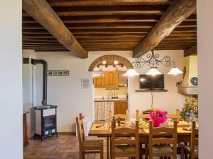 cocina y comedor con mesa y sillas en Holiday Home Casa Clotilde by Interhome, en Civitella in Val di Chiana