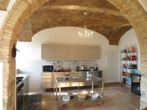 cocina con mesa en el centro de una habitación en Apartment Podere Sant'Elisa-3 by Interhome, en Pomarance