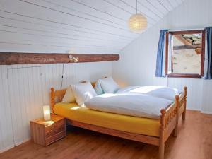 ein Schlafzimmer mit einem Bett in einem Zimmer mit einem Fenster in der Unterkunft Holiday Home Marianne by Interhome in Aquila