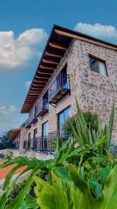 ein Backsteingebäude mit Balkonen und Pflanzen davor in der Unterkunft Hotel Casa Xaa in Tlatlauquitepec