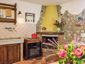 Fattoria SpedalettoにあるApartment Casa Nuova - Volterra - LAI130 by Interhomeのキッチン(コンロ、石造りの暖炉付)