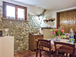 Fattoria SpedalettoにあるApartment Casa Nuova - Volterra - LAI130 by Interhomeの石壁のキッチン(テーブル付)