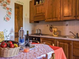 Fattoria SpedalettoにあるApartment Casanuova - Caciaia - LAI131 by Interhomeのキッチン(テーブル、フルーツバスケット付)
