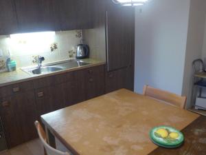 kuchnia ze stołem, na którym stoi miska z owocami w obiekcie Apartment Chalet Marie Rosa-1 by Interhome w mieście Grindelwald