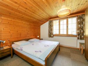 sypialnia z łóżkiem w drewnianym pokoju w obiekcie Apartment Chalet Marie Rosa-1 by Interhome w mieście Grindelwald +14 zdjęć