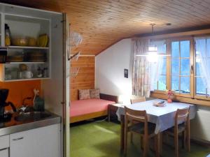 uma cozinha e sala de jantar com uma mesa e um quarto em Apartment Chalet Marie Rosa-3 by Interhome em Grindelwald