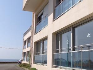 fachada de un edificio con ventanas grandes en Apartment Ty Bugale by Interhome, en Concarneau