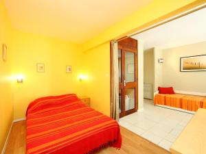 セニョスにあるApartment Airial by Interhomeの黄色い部屋(ベッド2台、窓付)