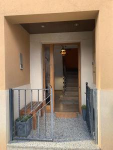 una entrada a un edificio con una puerta y escaleras en Casas Natura, en Graus
