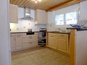 Kuchyň nebo kuchyňský kout v ubytování Apartment Oberei by Interhome