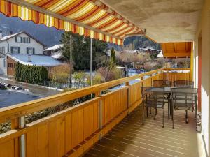 d'un balcon avec une table et des chaises et une vue. dans l'établissement Apartment Oberei by Interhome, à Wilderswil