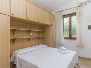 Postel nebo postele na pokoji v ubytování Holiday Home Valle degli Oleandri - REI185 by Interhome