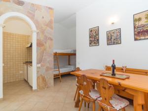 una cucina e una sala da pranzo con tavolo e sedie di Holiday Home Valle degli Oleandri - REI185 by Interhome a Monte Nai