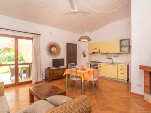 コスタ・レイにあるHoliday Home Villa Bassi - REI220 by Interhomeのリビングルーム(テーブル付)、キッチン
