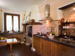 モンテフィアスコーネにあるApartment Casa Domenico n- 1 by Interhomeのキッチン(シンク、レンガ造りの暖炉付) +41枚の写真