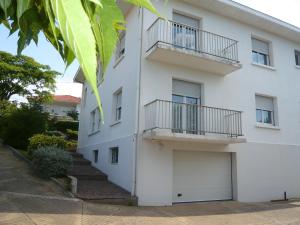 un edificio de apartamentos con 2 balcones y garaje en Apartment Cristobal by Interhome, en Biarritz