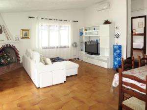 コスタ・レイにあるHoliday Home Giacu - REI225 by Interhomeのリビングルーム(白いソファ、テレビ付)