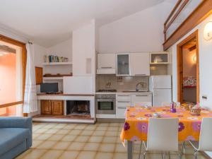 モンテ・ナイにあるHoliday Home Residence Delphino - REI250 by Interhomeのキッチン(テーブル、青いソファ付)