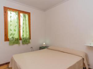 モンテ・ナイにあるHoliday Home Villa Rossa - REI270 by Interhomeの窓付きの客室の白いベッド1台
