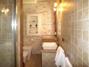 bagno con lavandino e servizi igienici di Apartment Appartamento Doria - REI186 by Interhome a Monte Nai