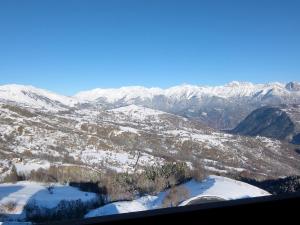 una vista aérea de una cordillera cubierta de nieve en Apartment Pegase Phenix-21 by Interhome, en Le Corbier