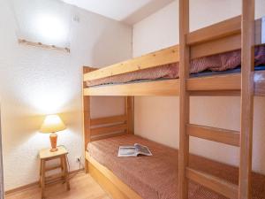 Bunk bed o mga bunk bed sa kuwarto sa Apartment Pegase Phenix-21 by Interhome