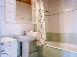 y baño con lavabo, espejo y bañera. en Apartment La Grande Casse-2 by Interhome en Tignes