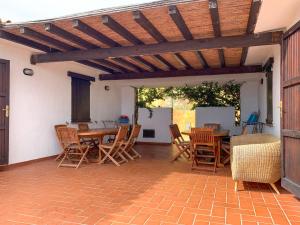 un patio con tavolo e sedie in legno di Holiday Home Ville Sant'Elmo - REI241 by Interhome a Monte Nai