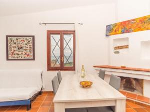 una sala da pranzo con tavolo e divano di Holiday Home Ville Sant'Elmo - REI241 by Interhome a Monte Nai