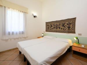 蒙特奈的住宿－Holiday Home Residence Delphino - REI253 by Interhome，卧室设有一张白色大床和一扇窗户。
