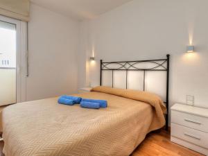 Un dormitorio con una cama grande con almohadas azules. en Apartment Port L'escala-1 by Interhome, en L'Escala