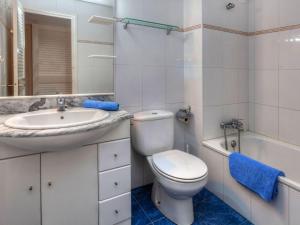 Kúpeľňa v ubytovaní Apartment Port L'escala-1 by Interhome