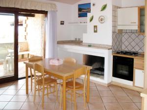 モンテ・ナイにあるHoliday Home Residence Delphino - REI255 by Interhomeのキッチン(テーブル、椅子、暖炉付)