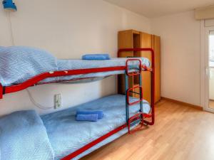 Poschodová posteľ alebo postele v izbe v ubytovaní Apartment Port L'escala-1 by Interhome