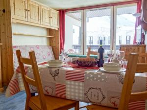 mesa de comedor con mantel en Apartment Le Prariond - Val Claret-6 by Interhome, en Tignes
