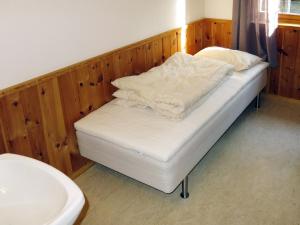 una cama con sábanas blancas en una habitación en Holiday Home Solsvika by Interhome, en Leirvik 20 fotos más