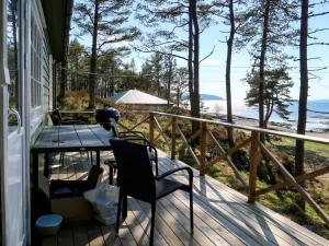 patio con mesa y sillas en el balcón en Holiday Home Solsvika - FJS125 by Interhome, en Leirvik