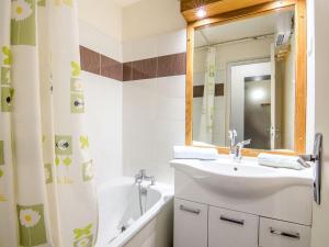 Et badeværelse på Apartment Pegase Phenix-7 by Interhome