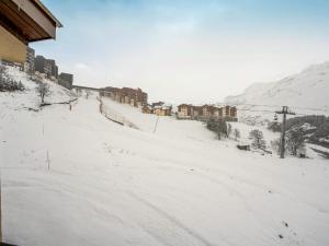 レ・メニュアールにあるApartment Les Asters-1 by Interhomeの雪に覆われた丘