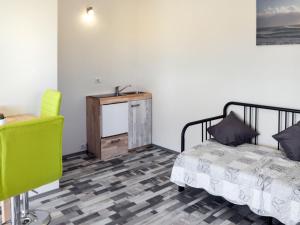 sypialnia z łóżkiem, biurkiem i krzesłem w obiekcie Apartment Serrani-5 by Interhome w mieście Cologna +20 zdjęć
