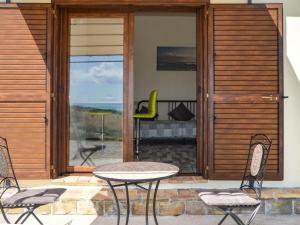 patio ze stołem i krzesłami przed drzwiami w obiekcie Apartment Serrani-5 by Interhome w mieście Cologna