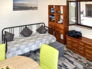 sypialnia z łóżkiem, stołem i krzesłami w obiekcie Apartment Serrani-5 by Interhome w mieście Cologna