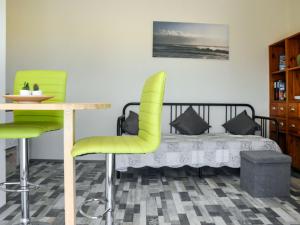 sypialnia z łóżkiem, stołem i krzesłami w obiekcie Apartment Serrani-5 by Interhome w mieście Cologna