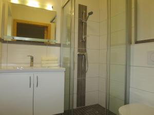 Ванная комната в Holiday Home Siedlerhof - HAE180 by Interhome