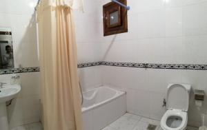 Koupelna v ubytování Al Hambra Hotel