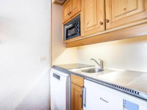 Kuchyň nebo kuchyňský kout v ubytování Apartment Arcelle 602 by Interhome